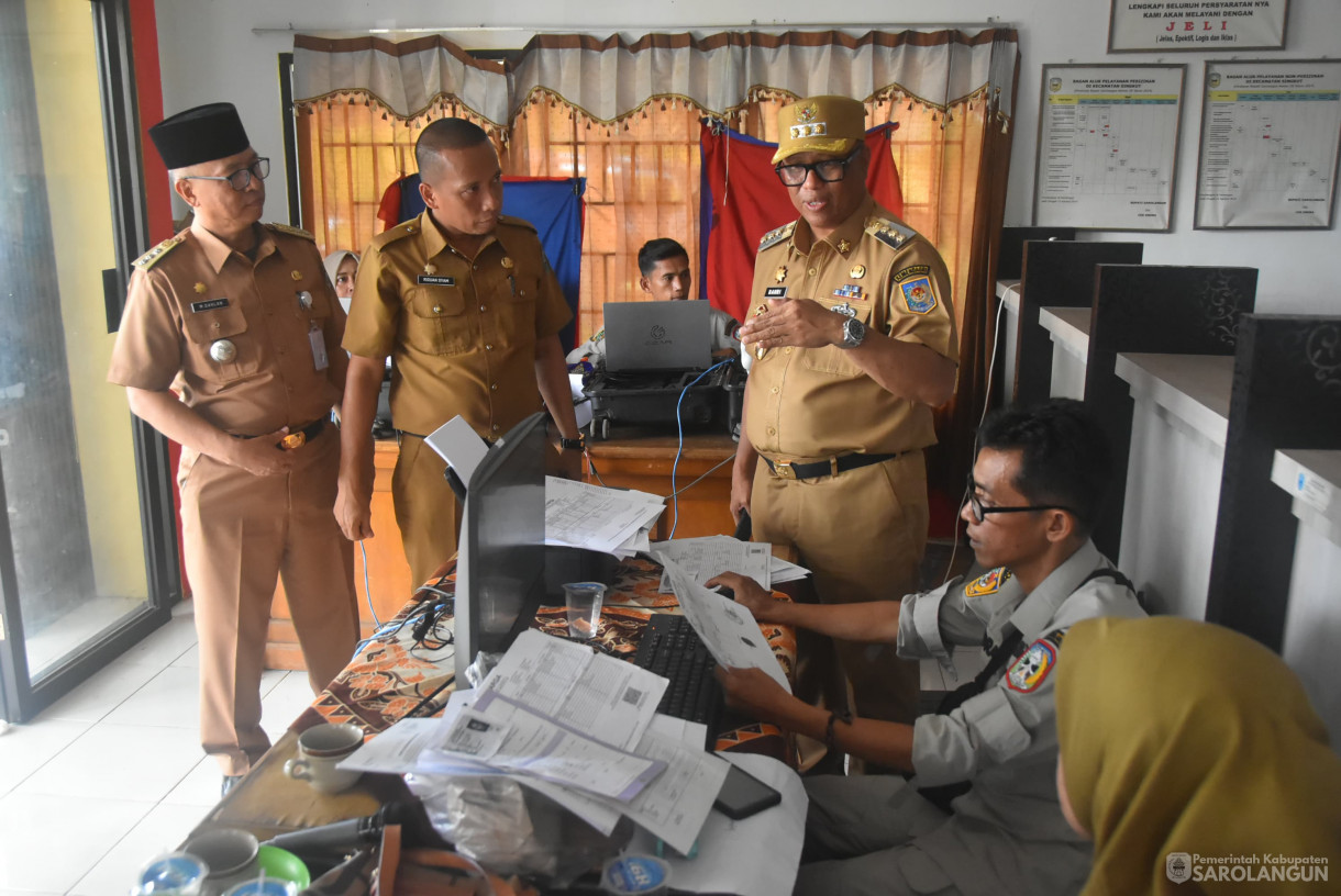 11 November 2024 - Meninjau Perekaman KTP Elektronik, bertempat di Kantor Camat Singkut