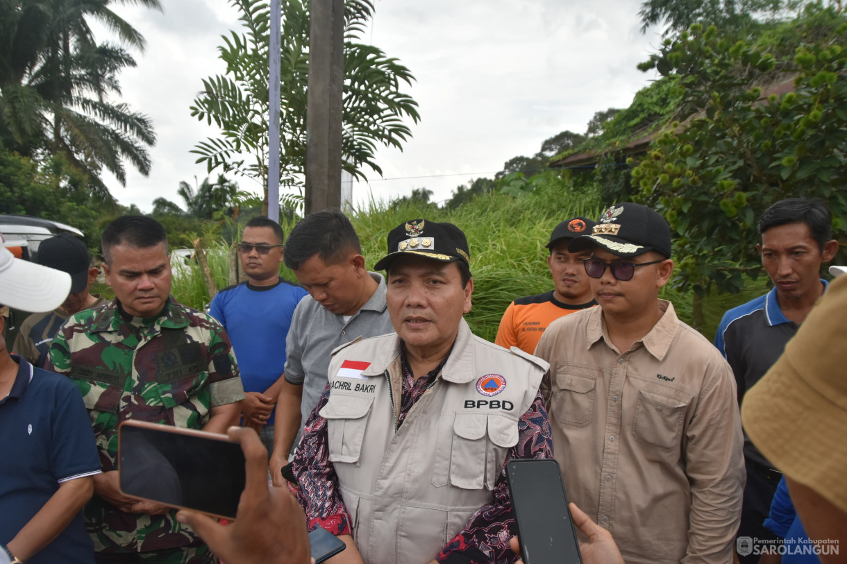 12 Januari 2024 - Meninjau Lokasi Terdampak Banjir Di Desa Teluk Kecimbung Dan Memberikan Bantuan Di Kecamatan Bathin VIII