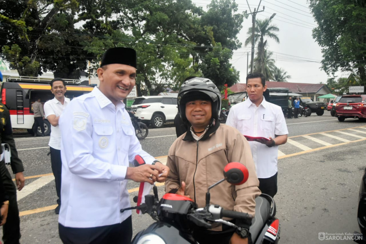 13 Agustus 2025 - Pembagian Bendera Merah Putih Kepada Masyarakat Dalam Rangka HUT RI Ke 80 di Depan Bank Jambi