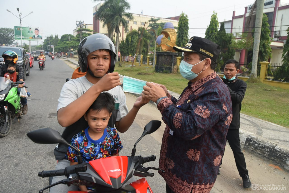 2 Oktober 2023 - Penjabat Bupati Sarolangun Melakukan Pembagian Masker Gratis di Depan Bank Pembangunan Daerah Jambi