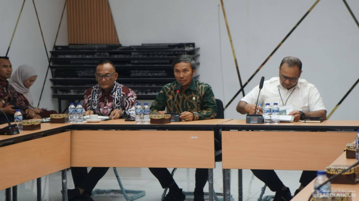 7 Mei 2026 Bupati Sarolangun dan Sekretaris Daerah Kabupaten Sarolangun menghadiri Audiensi Pembahasan Usulan Pembangunan 7 Jembatan Gantung di Kab. Sarolangun yang Rusak Berat Akibat di Terjang Banjir Bandang bersama Anggota Komisi V DPR RI