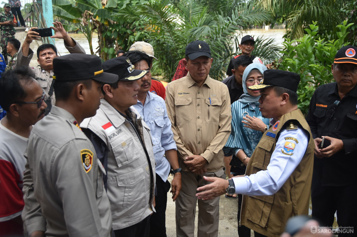 20 Januari 2023 - Mendampingi Gubernur Jambi Meninjau Lokasi Terdampak Banjir Serta Memberikan Bantuan Di Mandiangin Tuo Kecamatan Mandiangin