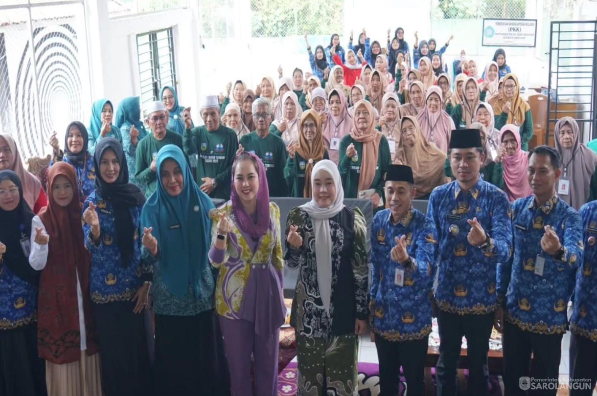 17 Juni 2026 Ketua TP. PKK Kab. Sarolangun membuka acara Launching Sekolah Lansia Sinar Senja kelurahan Dusun Sarolangun