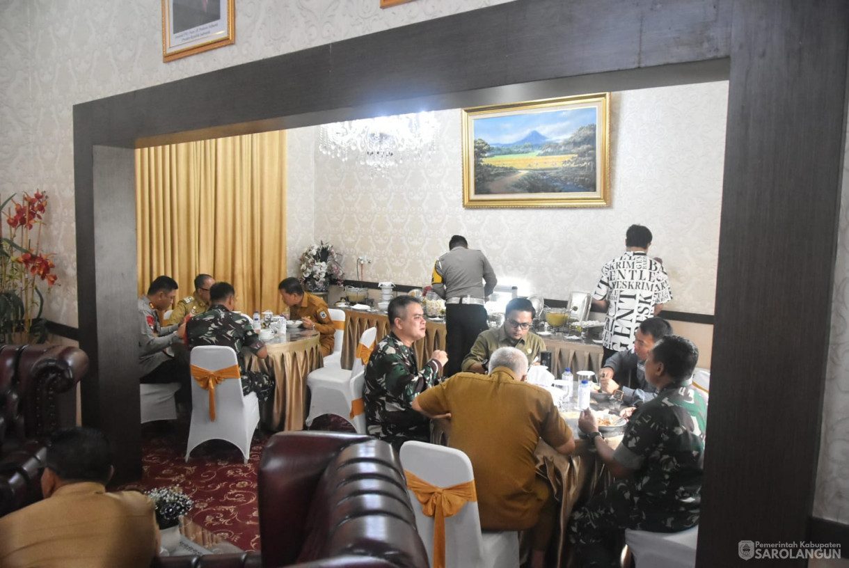 26 November 2024 - Sarapan Pagi Bersama Forkopimda Dan OPD, Bertempat di Rumah Dinas Bupati Sarolangun