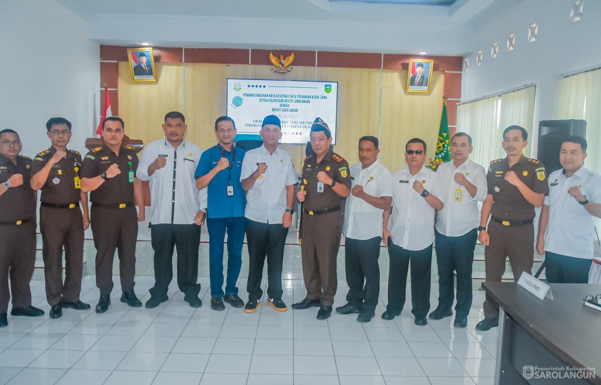 26 Maret 2025 - Penandatanganan Nota Kesepakatan dan Perjanjian Kerjasama Kepala Kejaksaan Negeri Sarolangun Dengan Bupati Sarolangun Dalam Rangka Sinergitas Pelaksanaan Tugas Dan Fungsi Pengawalan, Pengawasan dan Pemanfaatan Dana Desa di Aula Kejaksaa