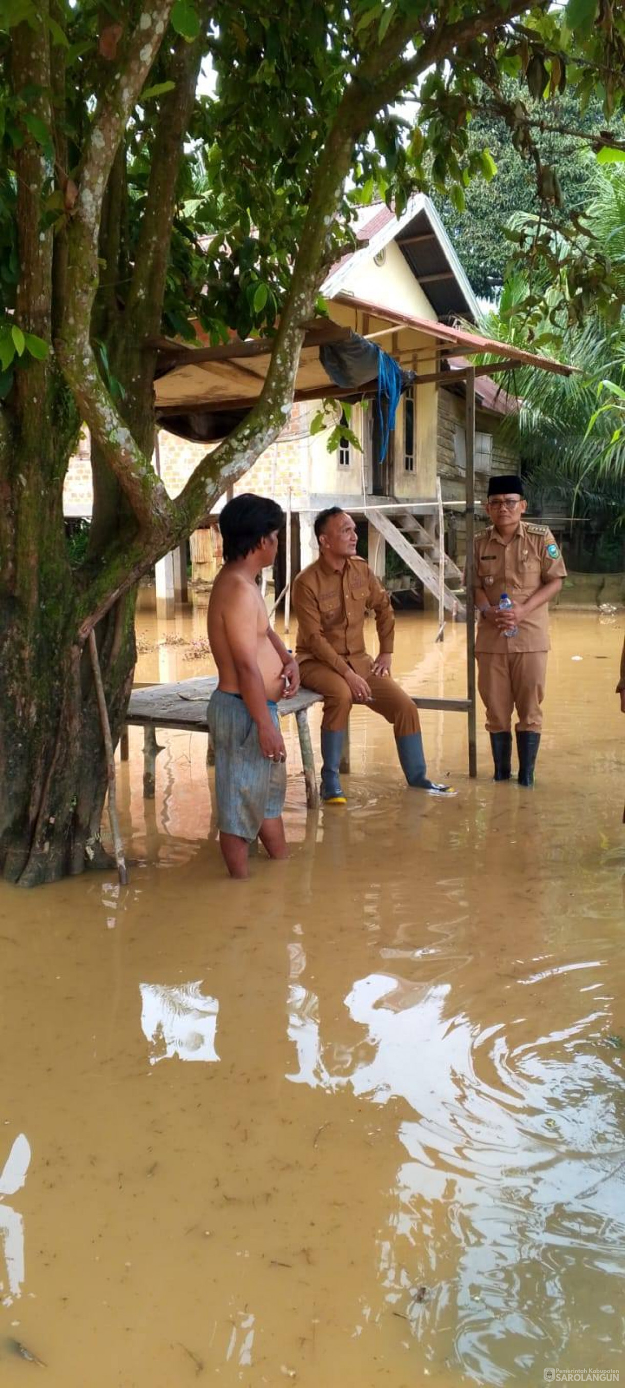 28 April 2026 Bupati Sarolangun, Wakil Bupati Sarolangun, dan Sekretaris Daerah Kabupaten Sarolangun meninjau sejumlah lokasi terdampak banjir sekaligus menyalurkan bantuan kepada masyarakat yang terdampak banjir di wilayah kabupaten sarolangun