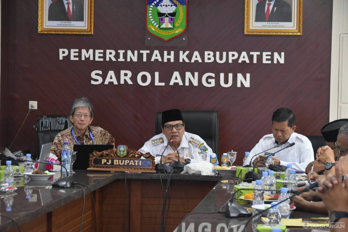 8 November 2023 - Penjabat Bupati Sarolangun Menghadiri Rapat Penanganan Karhutla Dengan Prof. Yosh Azuma Ph. D Dari Universitas Ritsumeikan Jepang di Ruang Pola Utama Kantor Bupati Sarolangun