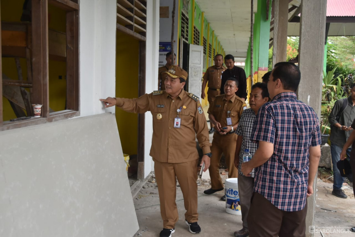 24 Oktober 2023 - Penjabat Bupati Sarolangun Bersama Kajari Sarolangun Meninjau Pembangunan Ruang Tata Usaha Beserta Perabotnya di SMPN 17 Sarolangun