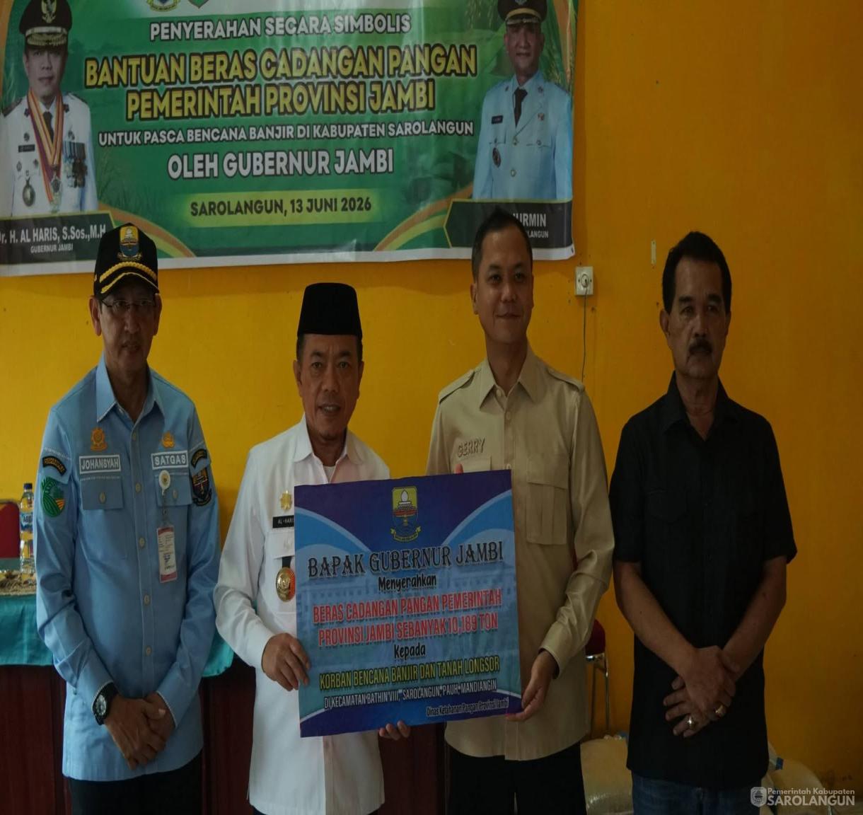 13 Juni 2026 Gubernur Jambi didampingi Wakil Bupati Sarolangun Menyerahkan Bantuan Beras Cadangan Pangan Pascabanjir di Kabupaten Sarolangun