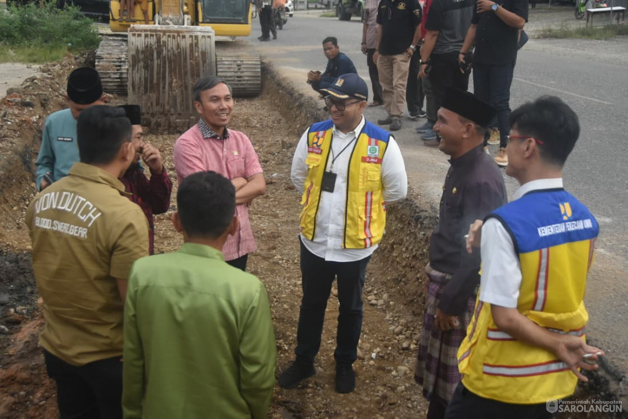 7 Oktober 2025&nbsp; Meninjau Pembangunan Jalan di Kecamatan Singkut