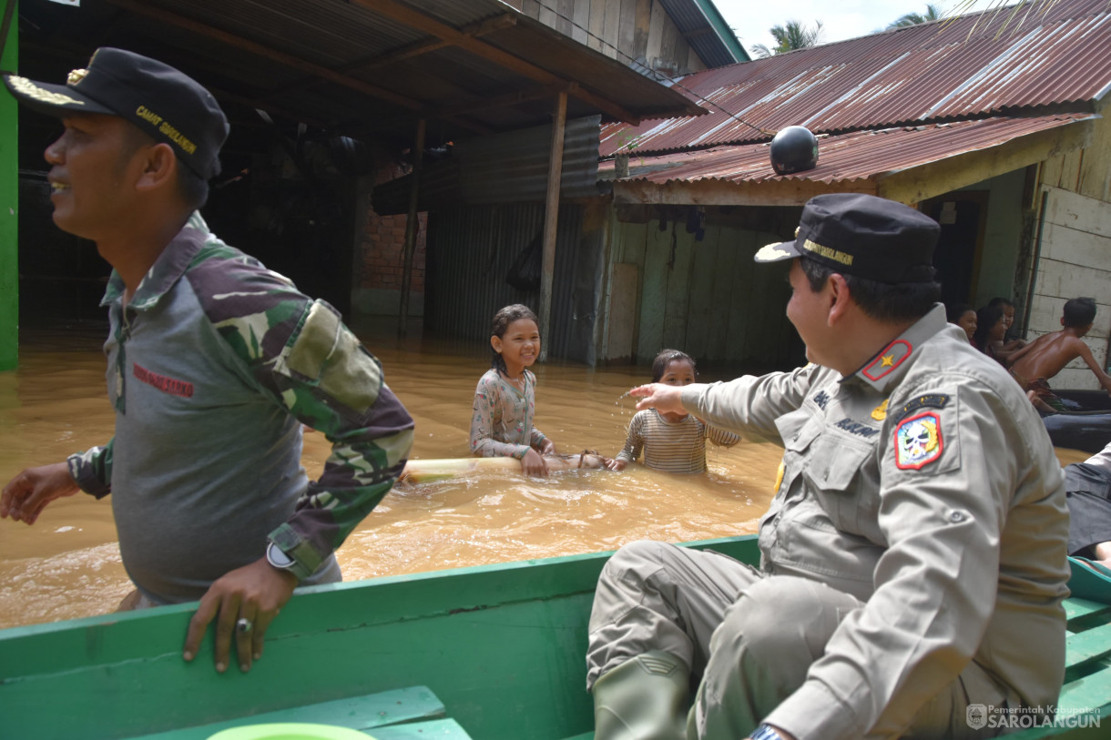 13 Januari 2024 - Meninjau Lokasi Terdampak Banjir Sekaligus Memberikan Bantuan Di Desa Pulau Pinang Dan Ladang Panjang