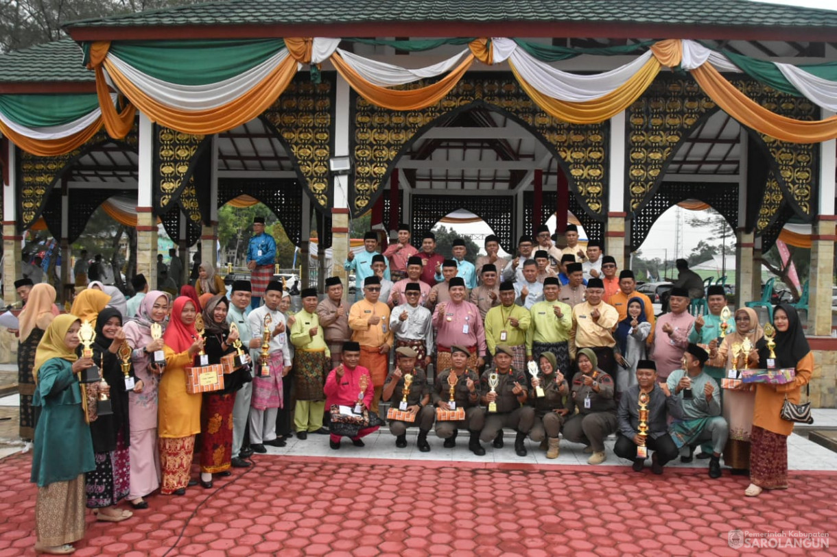 21 Agustus 2023 - Penjabat bupati Sarolangun Dr. Ir. Bachril Bakri, M.App, Sc Memimpin Apel Gabungan, Dilanjutkan Penandatanganan Pasti Integritas ASN dan Penyerahan Hadiah Lomba Peringatan HUT RI ke 78 di Lapangan Gunung Kembang Sarolangun