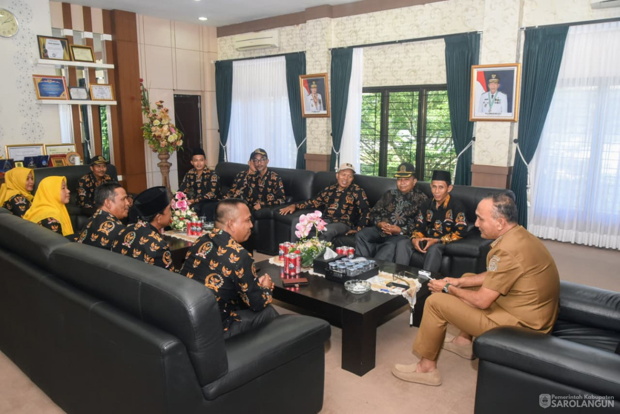 26 Agustus 2025&nbsp; Silaturahmi dengan Pengurus Badan Permusyawaratan Desa Singkut di Ruang Kerja Bupati Sarolangun