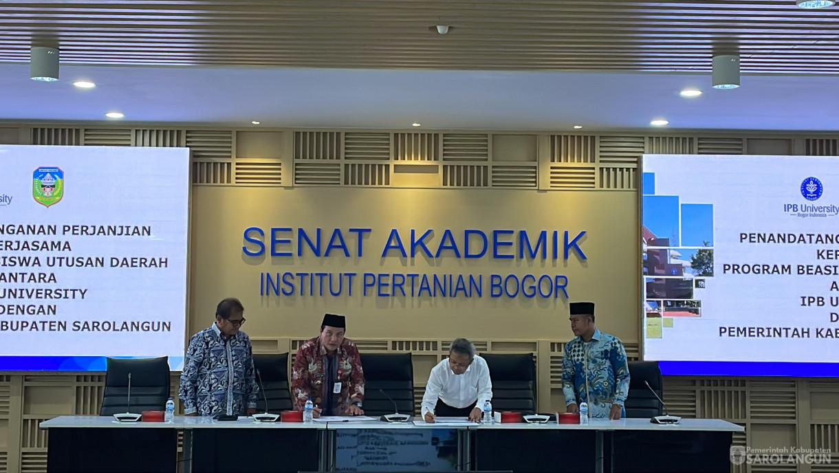 26 Juli 2024 -&nbsp;Penandatanganan Perjanjian Kerja Sama Program Beasiswa Utusan Daerah antara IPB University dengan Pemerintah Kabupaten Sarolangun di Gedung Andi Hakim Nasution IPB University