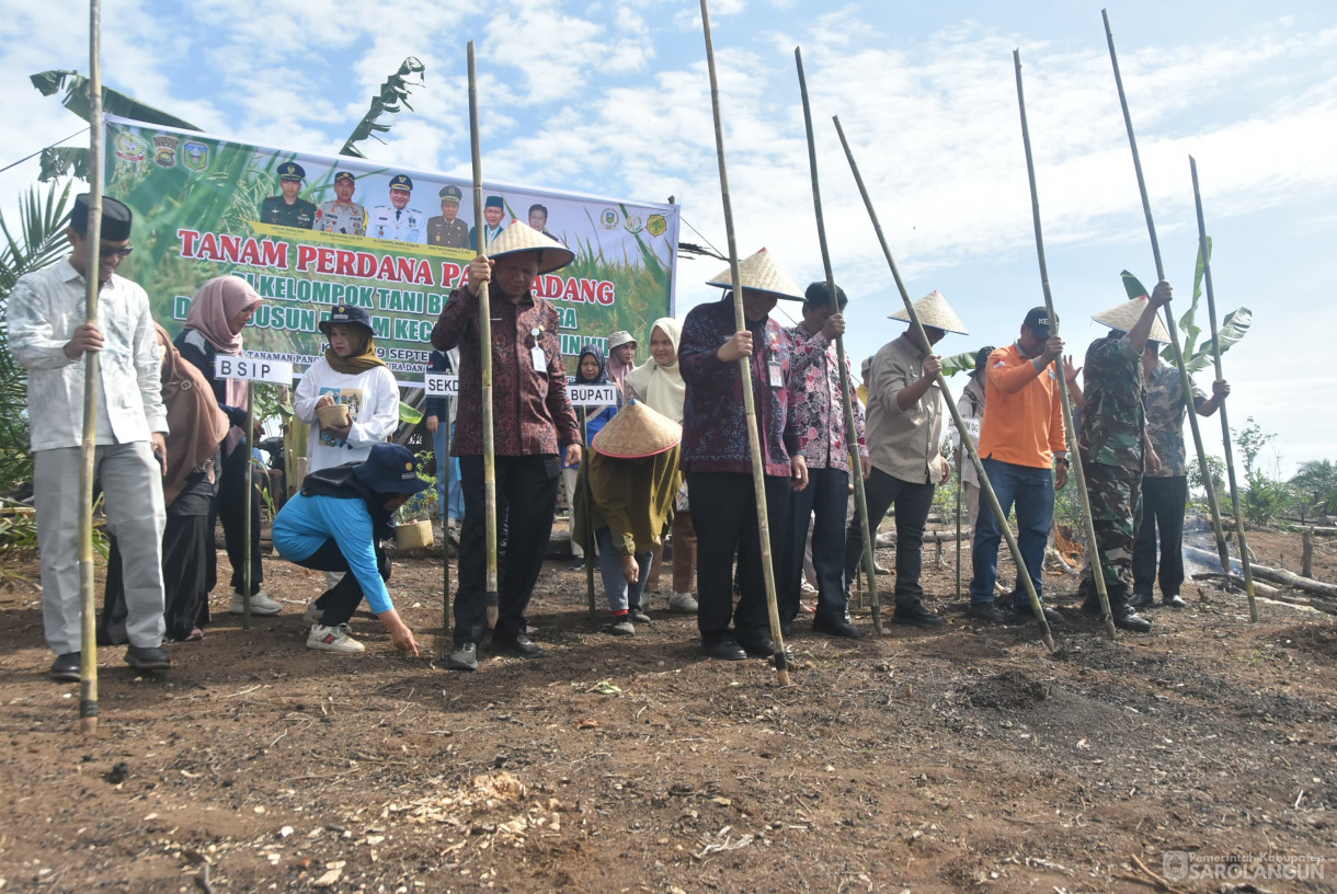 19 September 2024 -&nbsp;Tanam Perdana Padi Ladang di Kelompok Tani Bina Sejahtera yg diliput langsung oleh TV TANI Indonesia secara LIVE Pukul 09.00 WIB, Bertempat di Desa Dusun Dalam Kecamatan Batin VIII