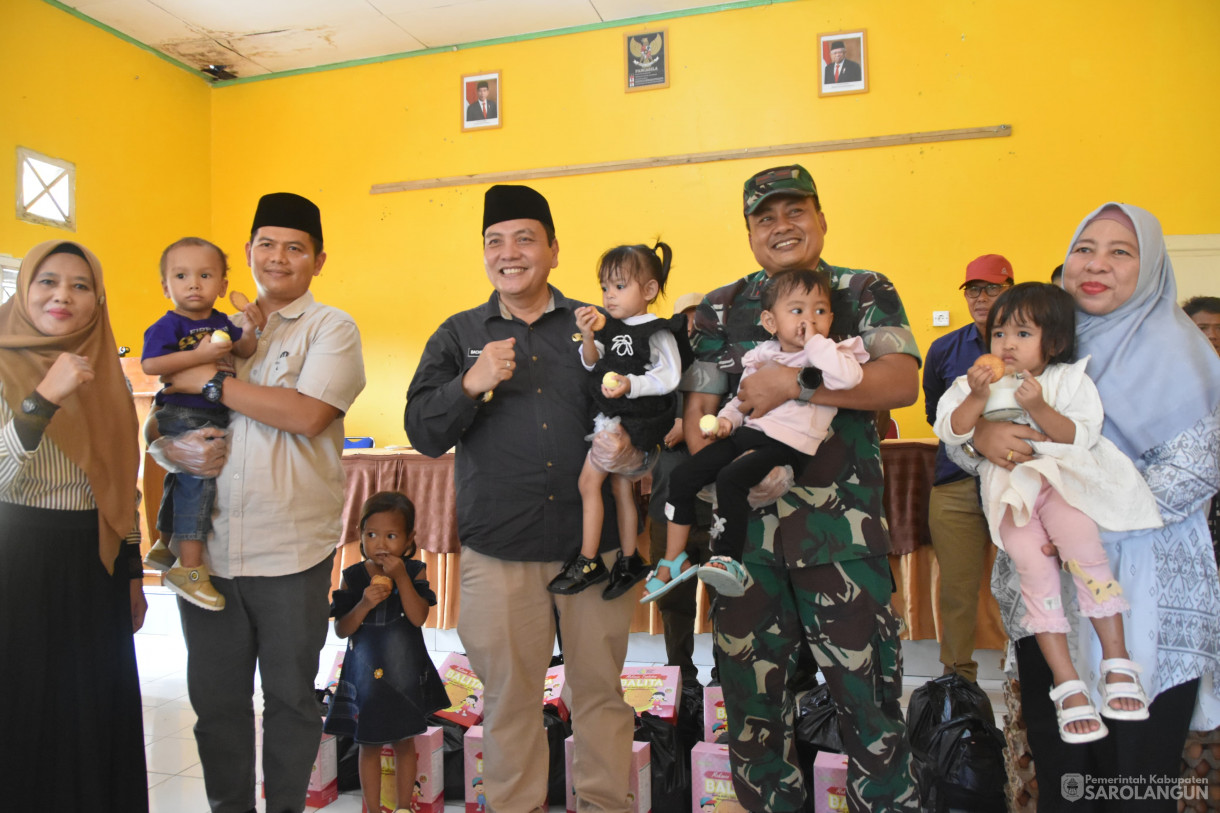 12 November 2023 - Penjabat Bupati Sarolangun Menyerahkan Bantuan Stunting di Kantor Camat Bathin VIII