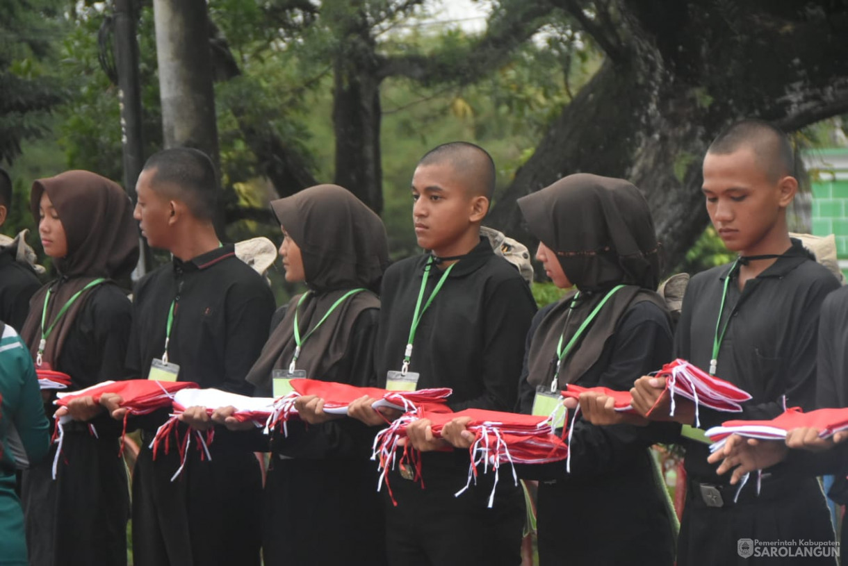 13 Agustus 2025 - Pembagian Bendera Merah Putih Kepada Masyarakat Dalam Rangka HUT RI Ke 80 di Depan Bank Jambi