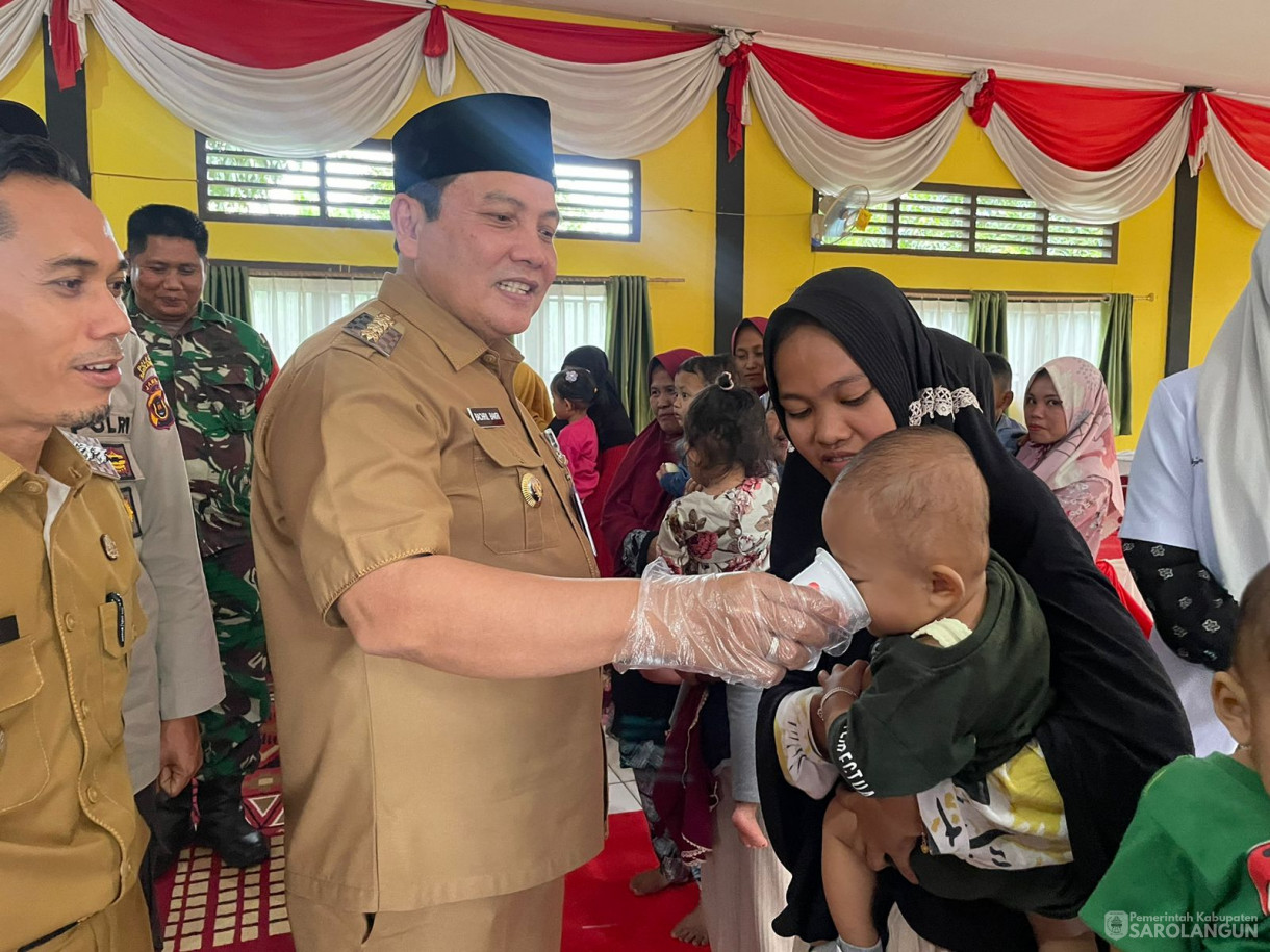 14 November 2023 - Penjabat Bupati Sarolangun MelakukanPenyerahan Bantuan Stunting di Kantor Kecamatan Pauh