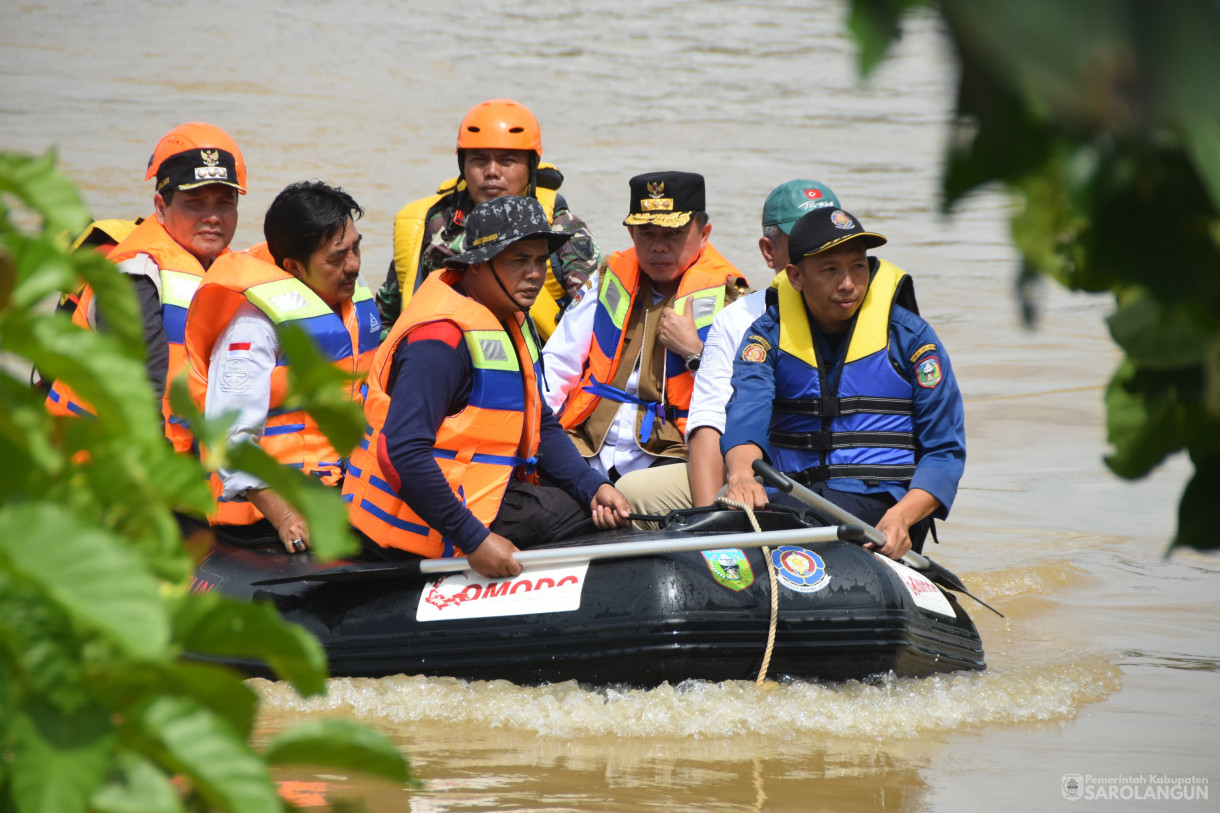 20 Januari 2023 - Mendampingi Gubernur Jambi Meninjau Lokasi Terdampak Banjir Serta Memberikan Bantuan Di Mandiangin Tuo Kecamatan Mandiangin