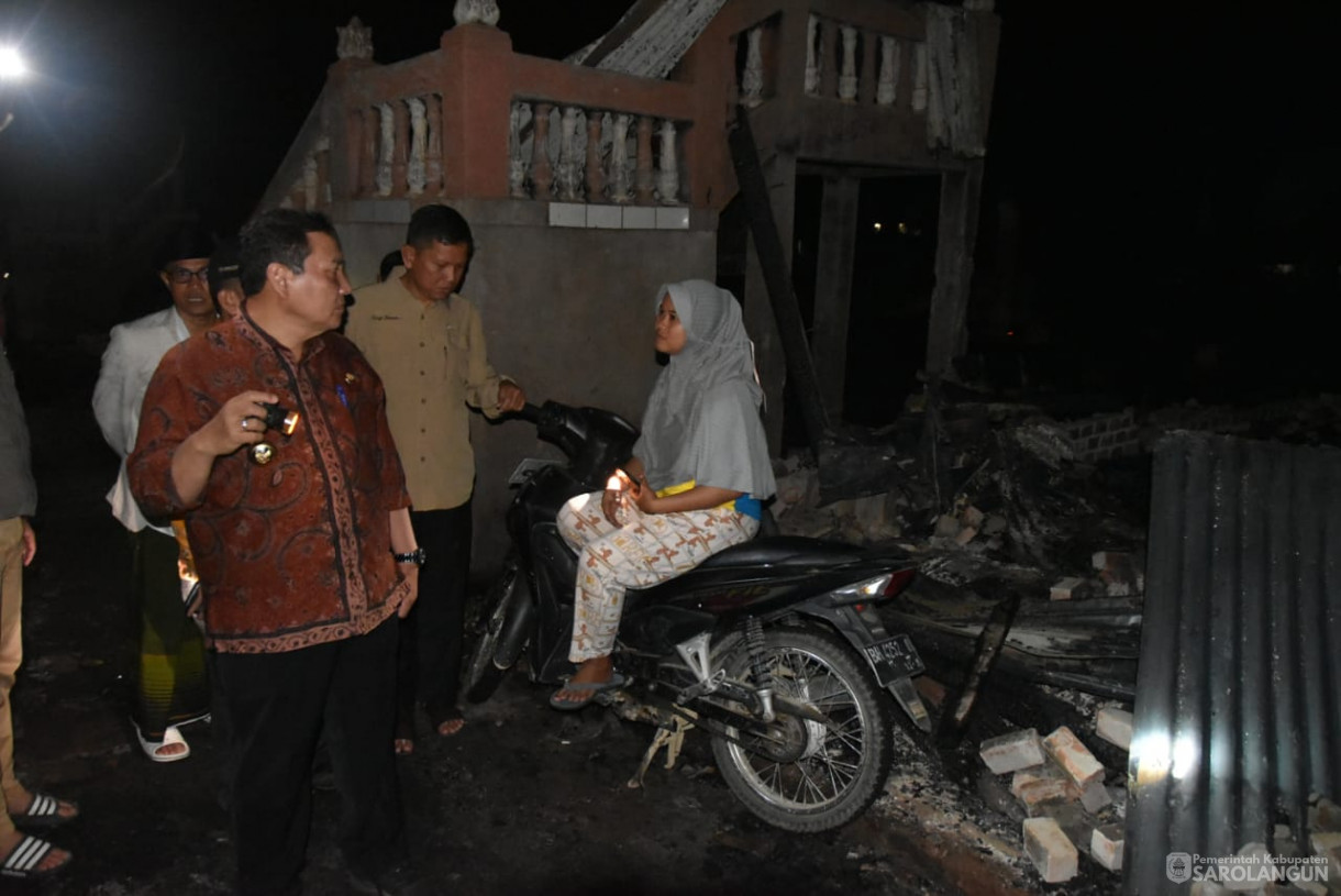 5 Oktober 2023 - Penjabat Bupati Sarolangun Meninjau Lokasi Terjadinya Kebakaran Di Kecamatan Cermin Nan Gedang