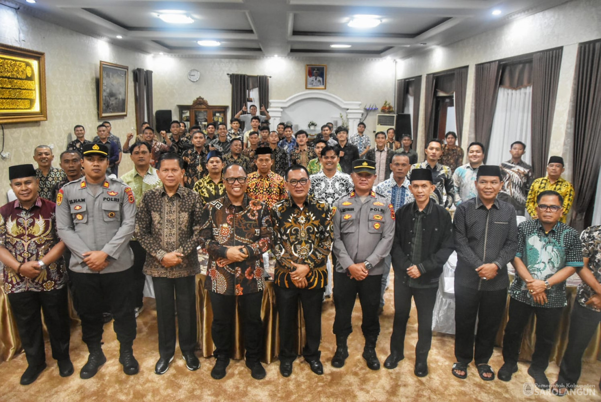 4 Januari 2025 - Makan Malam Bersama Sekaligus Pelepasan Kontingen Sepakbola Kabupaten Sarolangun Guna Mengikuti Kejuaraan Gubernur Cup di Kota Jambi Tahun 2025, 