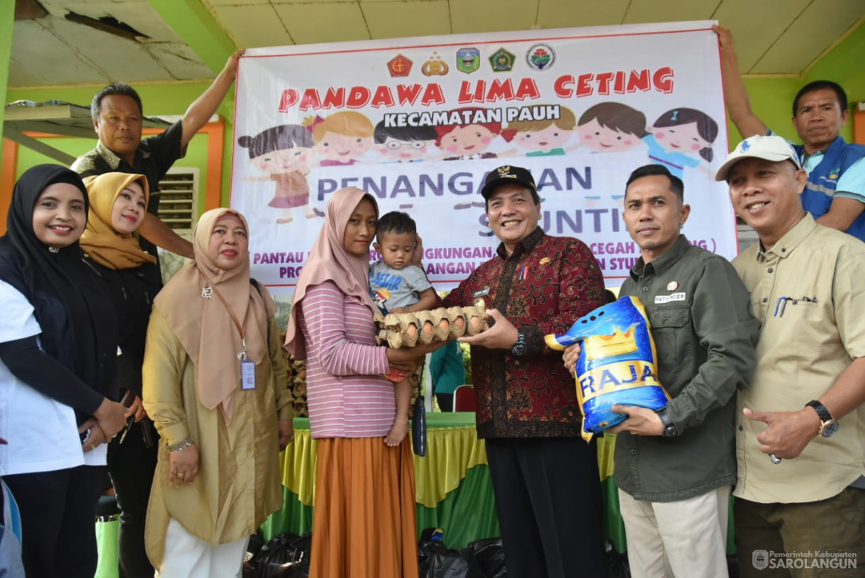 15 September 2023 - Penjabat Bupati Sarolangun Memberikan Bantuan Penanganan Stunting di Kantor Camat Pauh