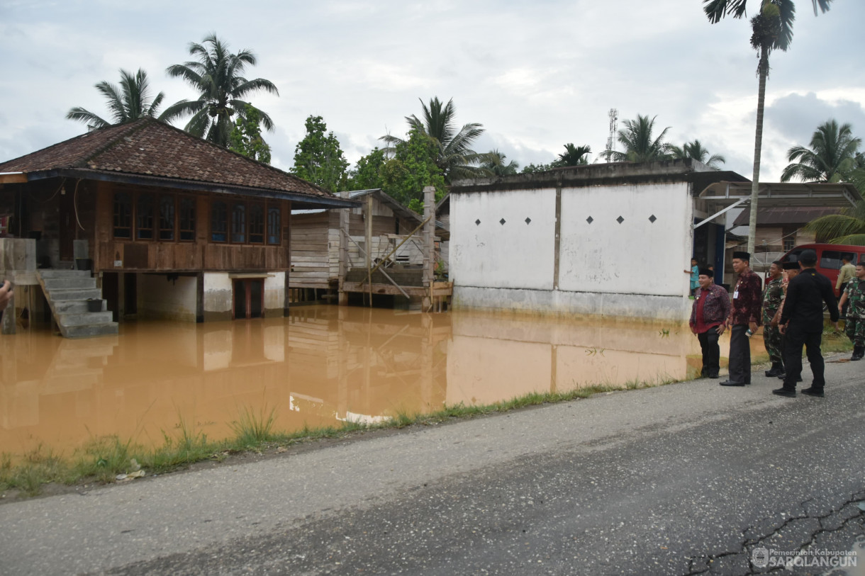 21 Desember 2023 - Meninjau Lokasi Terdampak Banjir Di Desa Pulau Pandan Kecamatan Limun