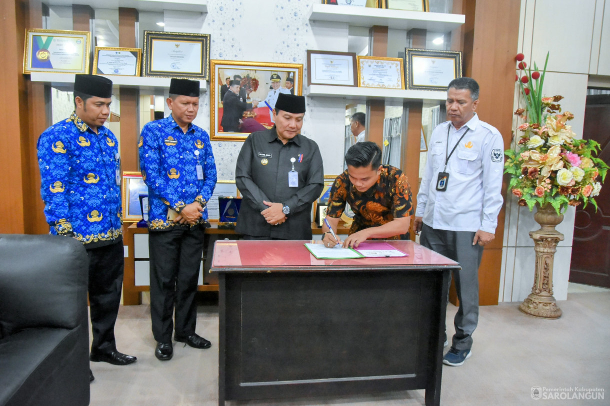 30 November 2023 - Penandatanganan Berita Acara Dan Serah Terima SP2D Dengan KPU Sarolangun Di Ruang Kerja Bupati Sarolangun