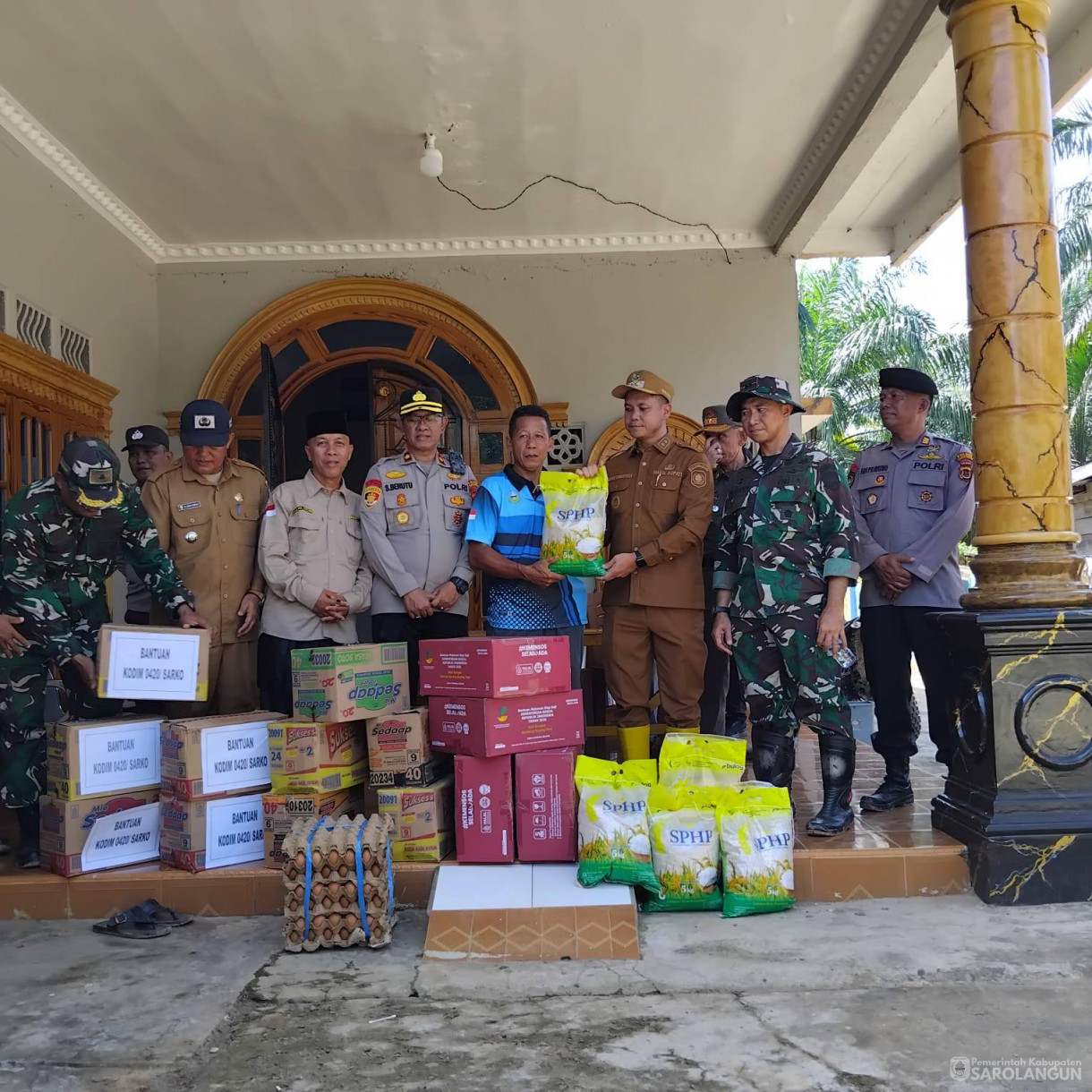 28 April 2026 Bupati Sarolangun, Wakil Bupati Sarolangun, dan Sekretaris Daerah Kabupaten Sarolangun meninjau sejumlah lokasi terdampak banjir sekaligus menyalurkan bantuan kepada masyarakat yang terdampak banjir di wilayah kabupaten sarolangun