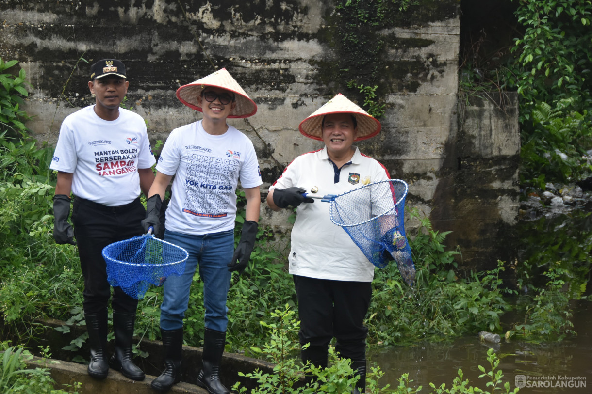 22 Desember 2023 - Pelaksanaan Program BRI Peduli Jaga Sungai Jaga Kehidupan Di Samping Kantor Lurah Pasar Sarolangun