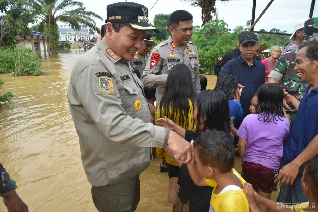 13 Januari 2024 - Meninjau Lokasi Terdampak Banjir Sekaligus Memberikan Bantuan Di Desa Bernai Dalam