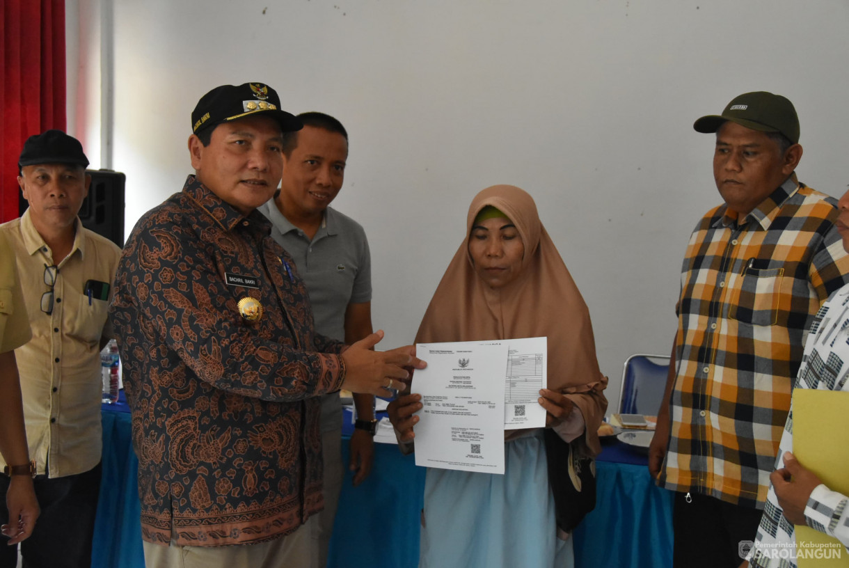 15 Oktober 2023 - Penjabat Bupati Sarolangun Menyerahkan Bantuan Stunting dan Pembuatan&nbsp; KTP Elektronik dan Kartu Keluarga di Kantor Camat Mandiangin Timur