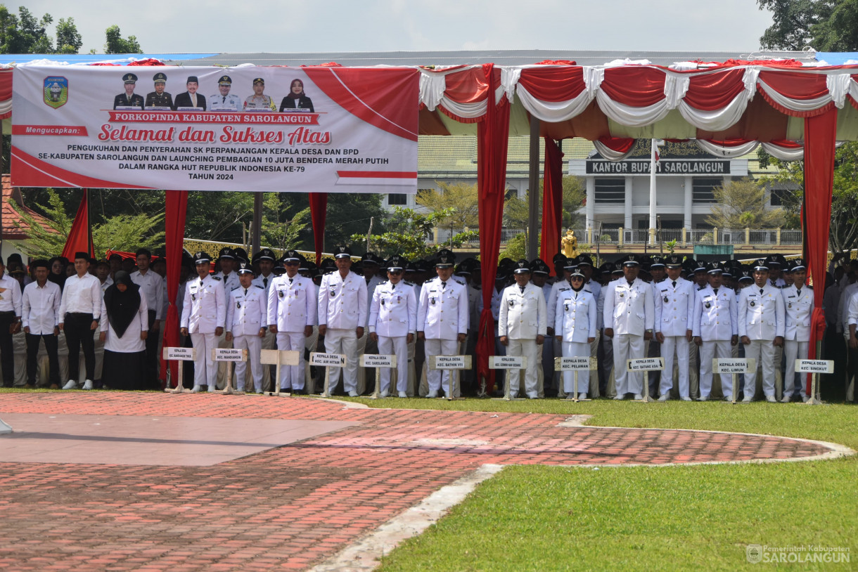 23 Juli 2024 - Pengukuhan Dan Penyerahan SK Perpanjangan Kepala Desa Dan BPD SeKabupaten Sarolangun Dan Launching Pembagian 10 Juta Bendera Merah Putih Dalam Rangka Hut Republik Indonesia Ke 79 Tahun 2024 Bertempat di Lapangan Gunung Kembang Sarolangun