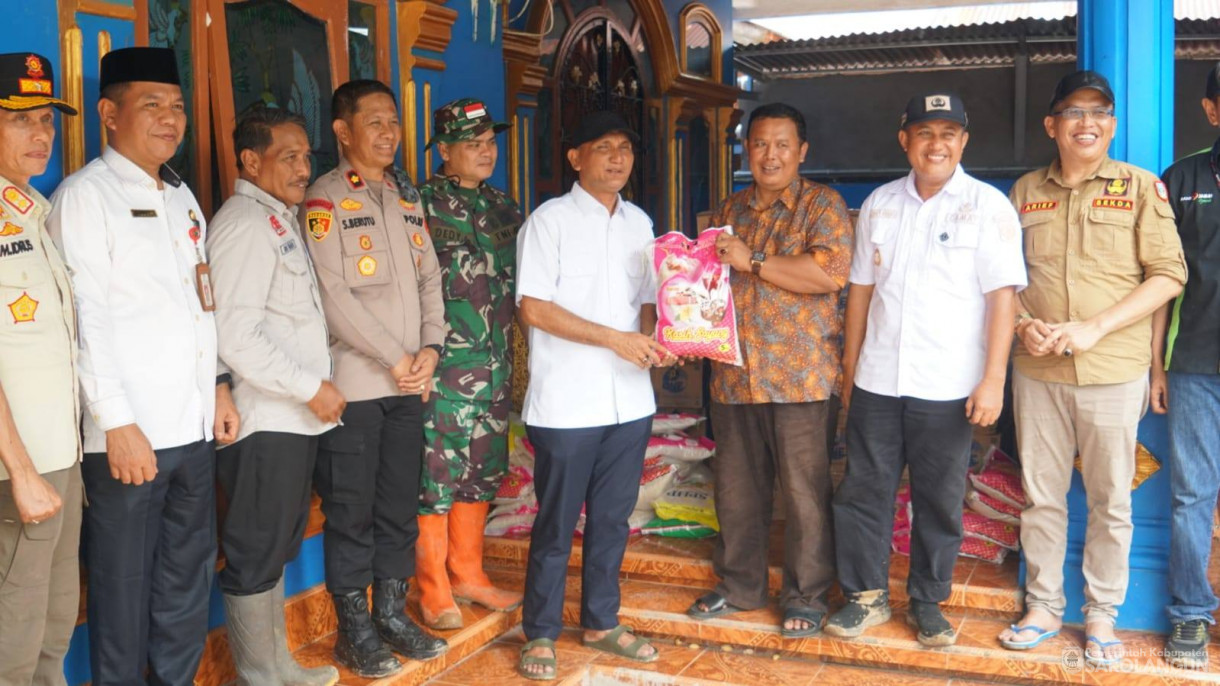 29 April 2026 Bupati Sarolangun melakukan peninjauan jembatan putus, serta menyerahkan bantuan terhadap korban terdampak banjir di Kecamatan Bathin VIII