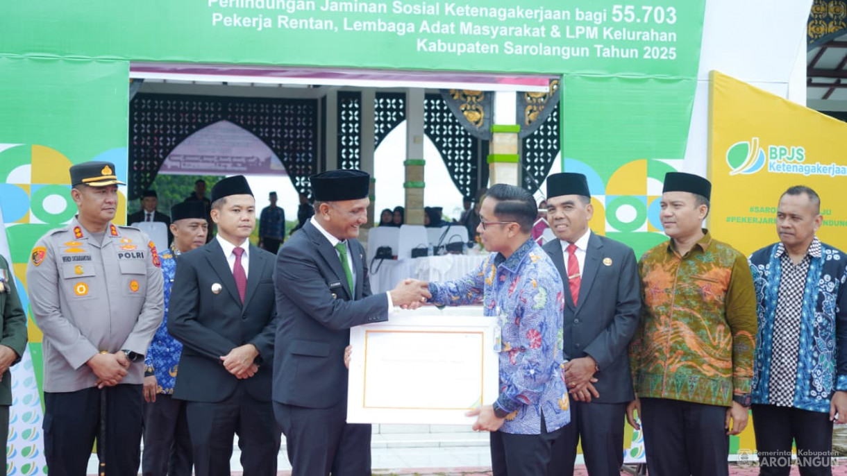28 Oktober 2025 Upacara Hari Peringatan Sumpah Pemuda Ke 97 Tahun 2025 , Launching Perlindungan Jamsostek Bagi Pekerja Rentan, Lembaga Adat Masyarakat dan LPM Kelurahan dan&nbsp;Penyerahan Satu Unit Truk Sampah Ke Dinas LHD Sarolangun&nbsp;&nbsp;