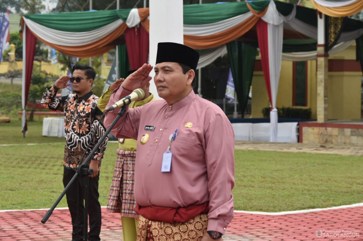 21 Agustus 2023 - Penjabat bupati Sarolangun Dr. Ir. Bachril Bakri, M.App, Sc Memimpin Apel Gabungan, Dilanjutkan Penandatanganan Pasti Integritas ASN dan Penyerahan Hadiah Lomba Peringatan HUT RI ke 78 di Lapangan Gunung Kembang Sarolangun