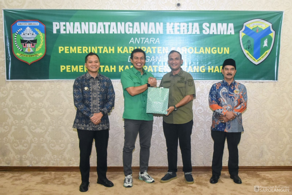 8 Agustu 2025 - Penandatanganan Kerjasama Antara Pemerintah Kabupaten Sarolangun dengan Pemerintah Kabupaten Batanghari di Rumah Dinas Bupati Sarolangun