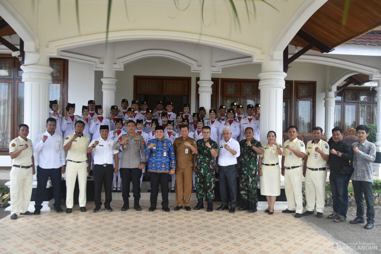 3 Juni 2024 - Makan Siang Bersama Anggota Paskibraka Sarolangun Dalam Rangka Peringatan Hari Lahir Pancasila Di Rumah Dinas Bupati Sarolangun