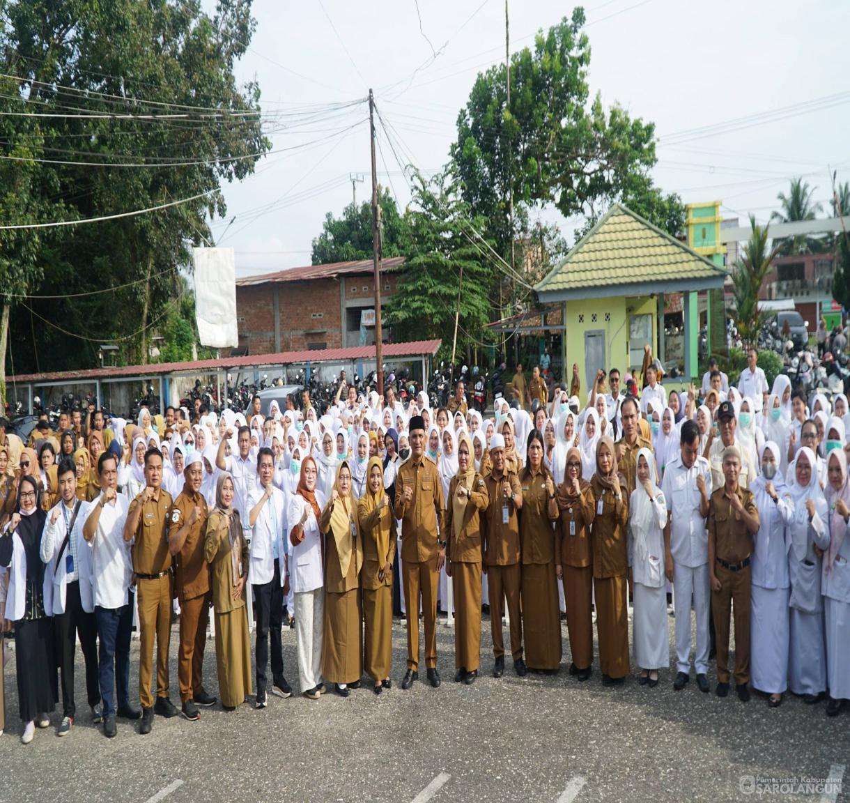 25 Mei 2026 Bupati Sarolangun Memimpin Apel Pagi di RSUD Chatib Quzwein Serta Memberikan Arahan Kepada Seluruh Pegawai Agar Terus Meningkatkan Disiplin dan Tanggung Jawab