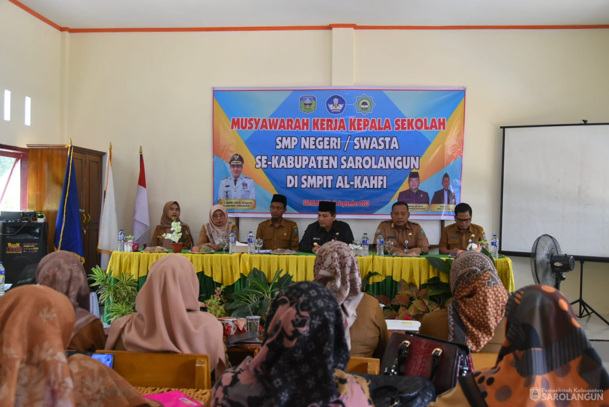 12 September 2023 - Penjabat Bupati Sarolangun Menghadiri Acara Musyawarah Kerja Kepala Sekolah SMP Negeri dan Swasta Se Kabupaten Sarolangun di SMPIT Al Kahfi
