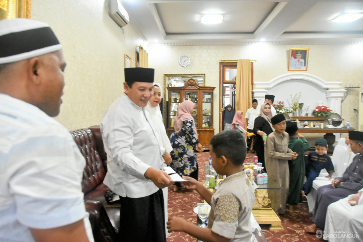 17 Juni 2024 - Makan Siang Bersama Dan Memberikan Santunan Kepada Anak Yatim 20 Orang Di Rumah Dinas Bupati Sarolangun