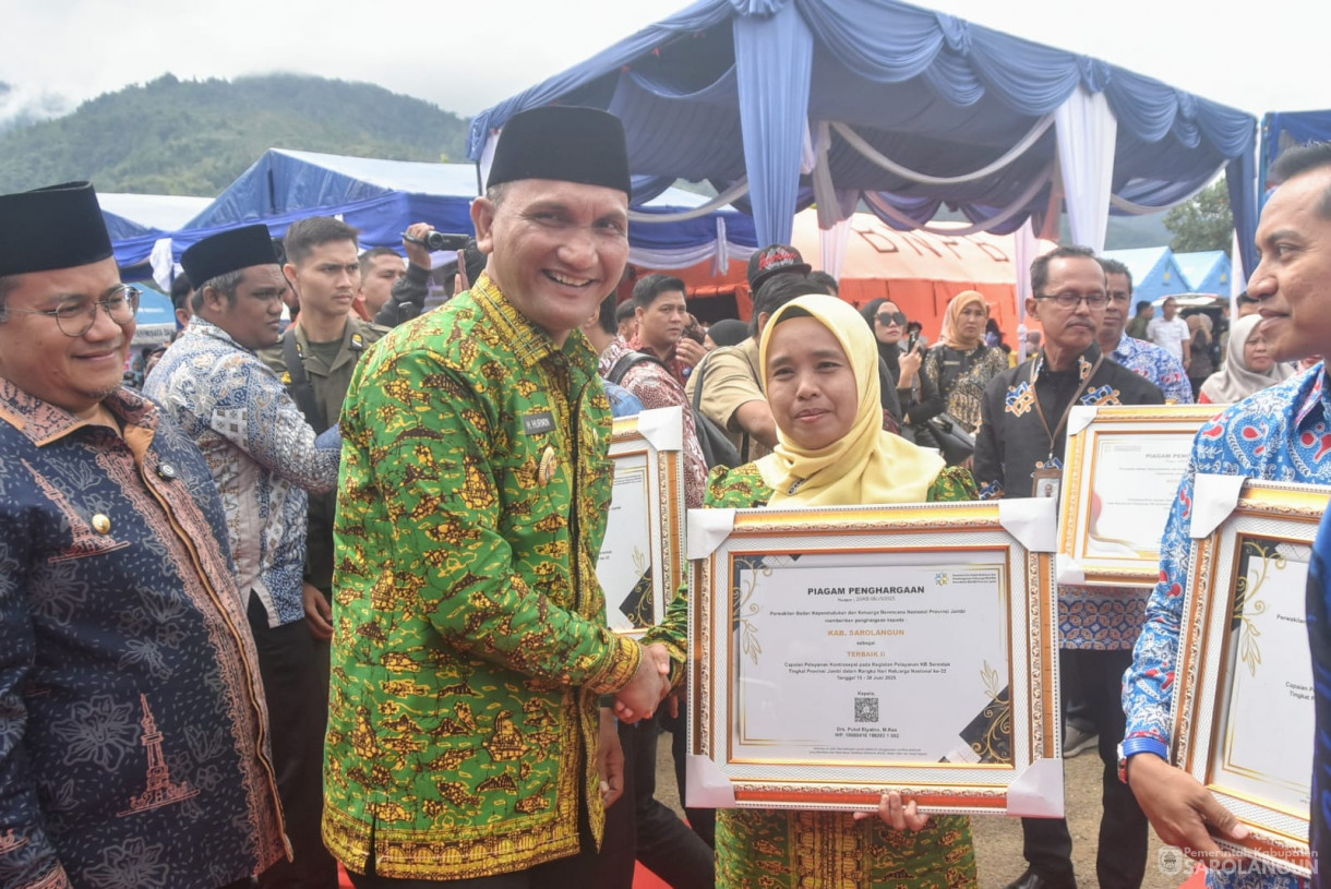 31 Juli 2025 - Peringatan Puncak Hari Keluarga Nasional Ke 32 Tingkat Provinsi Jambi Sekaligus Pengukuhan AyahBunda Genre Provinsi dan Kabupaten Kota di Halaman Kantor Bupati Kerinci