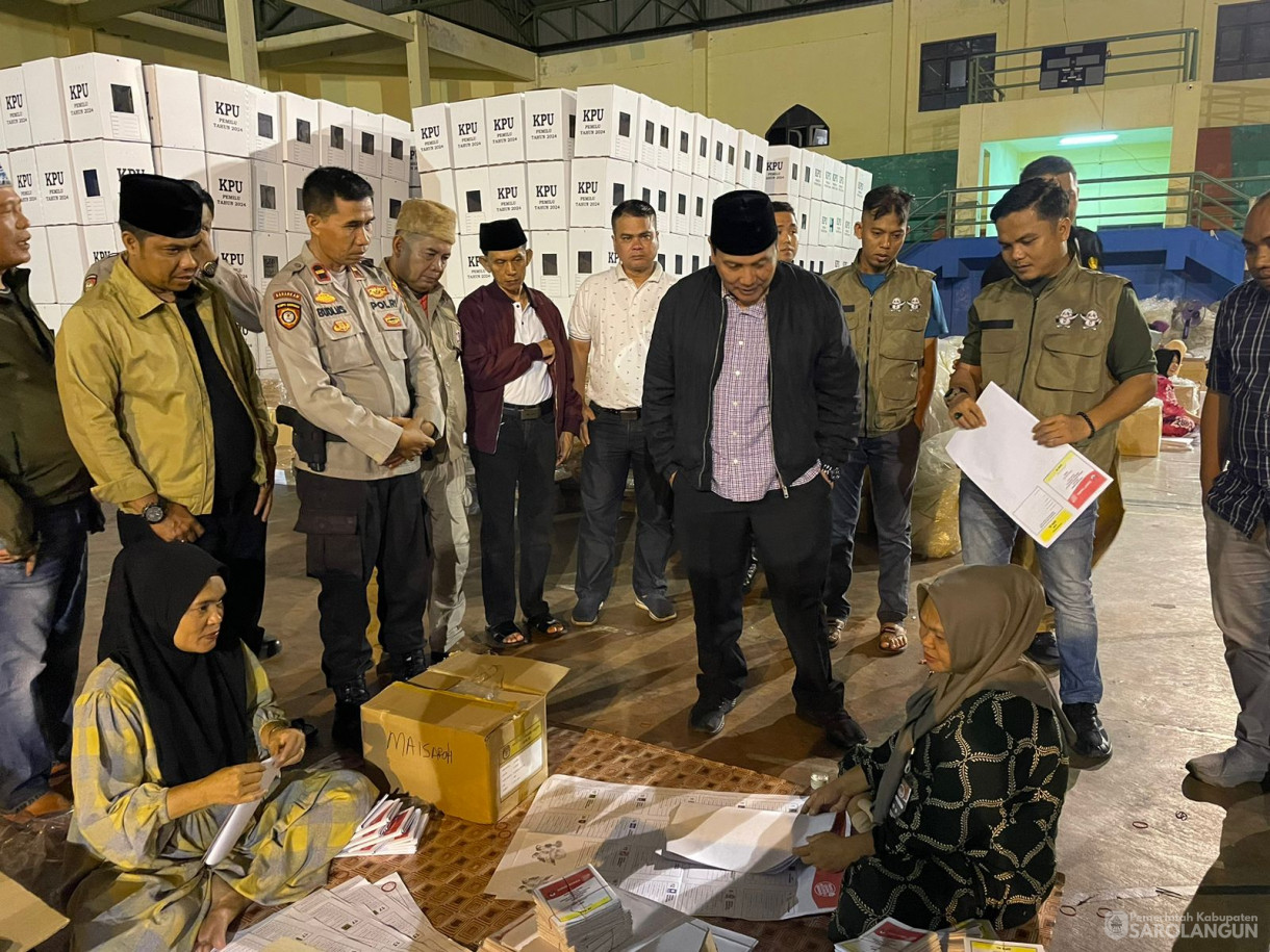 14 Januari 2024 - Meninjau Proses Persiapan Pemilu di Hari
Terakhir Pelipatan Kertas Surat Suara KPU di Gor Tenis Gudang Logistik KPU
Sarolangun