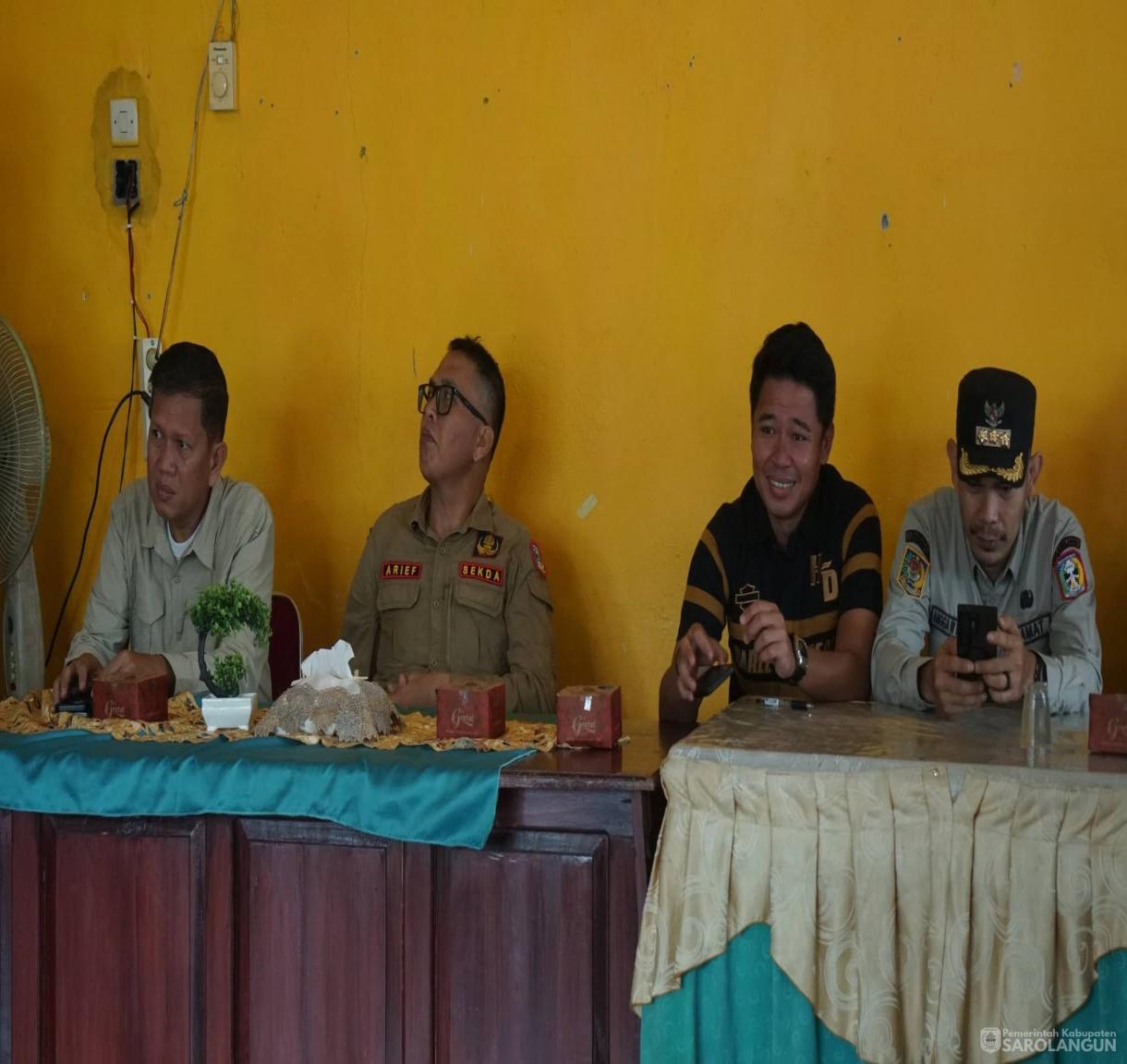 13 Juni 2026 Gubernur Jambi didampingi Wakil Bupati Sarolangun Menyerahkan Bantuan Beras Cadangan Pangan Pascabanjir di Kabupaten Sarolangun