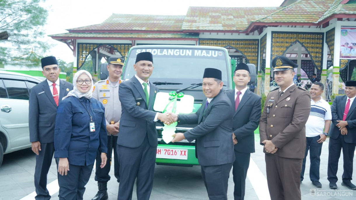 28 Oktober 2025 Upacara Hari Peringatan Sumpah Pemuda Ke 97 Tahun 2025 , Launching Perlindungan Jamsostek Bagi Pekerja Rentan, Lembaga Adat Masyarakat dan LPM Kelurahan dan&nbsp;Penyerahan Satu Unit Truk Sampah Ke Dinas LHD Sarolangun&nbsp;&nbsp;