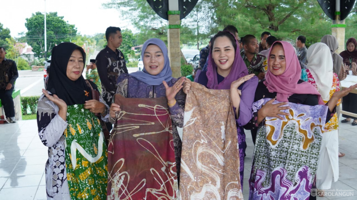 9 Oktober 2025&nbsp; Memperingatan Hari Batik Nasional Bertempat di lapangan gunung kembang kabupaten Sarolangun