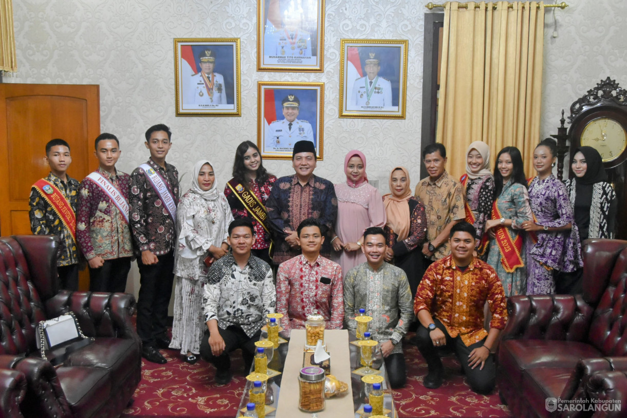 1 Juni 2024 -&nbsp;Makan Malam Bersama Finalis Bujang Gadis Kota Jambi Asal Sarolangun di Rumah Dinas Bupati Sarolangun