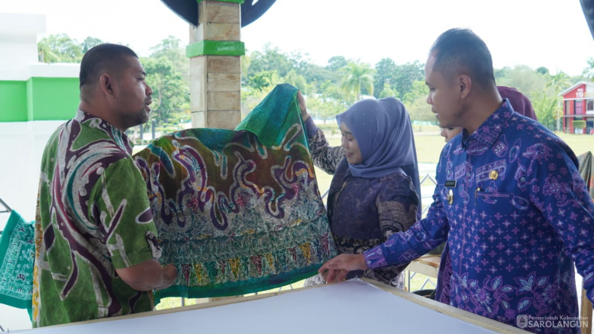 9 Oktober 2025&nbsp; Memperingatan Hari Batik Nasional Bertempat di lapangan gunung kembang kabupaten Sarolangun