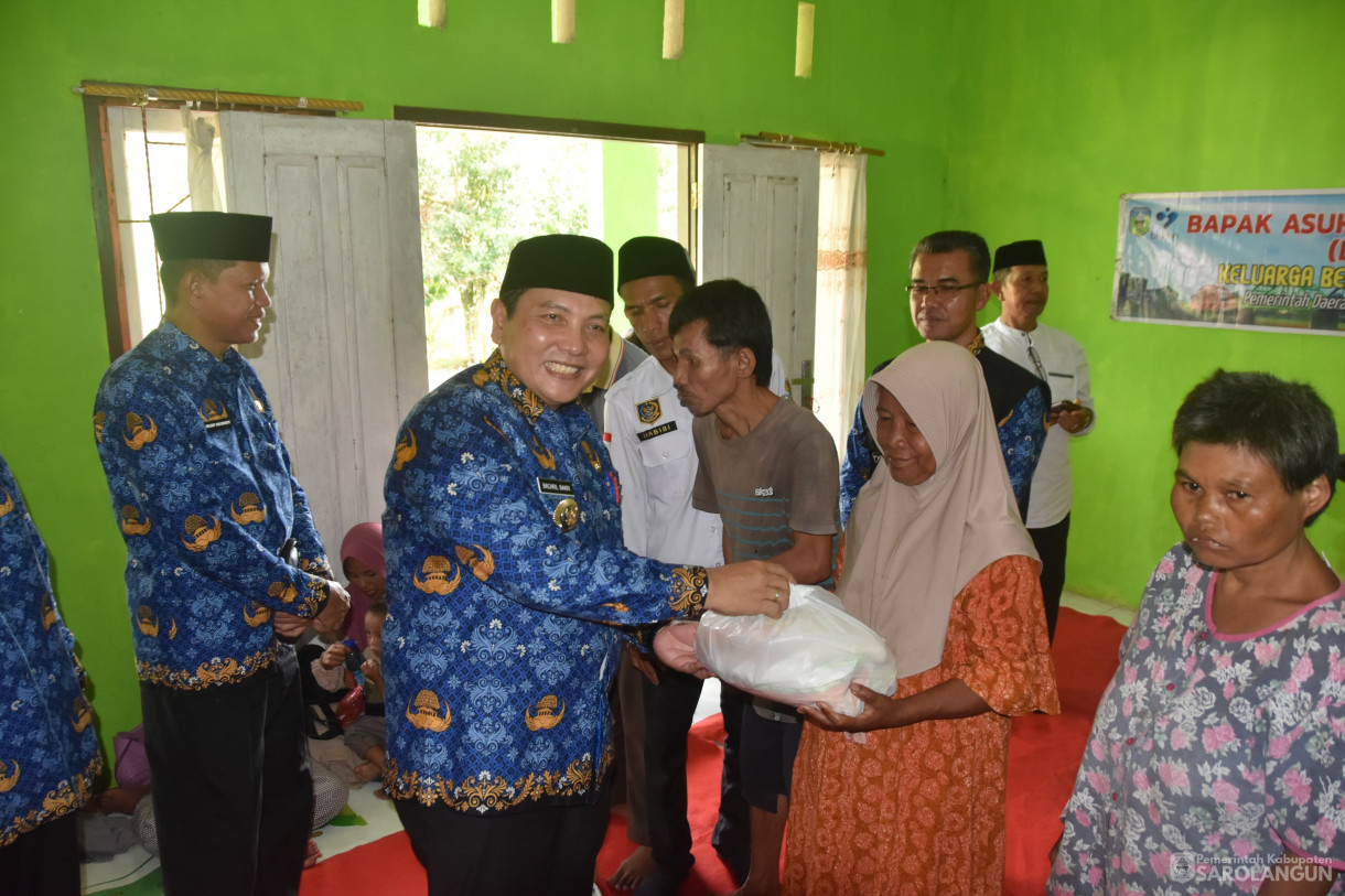 17 April 2024 - Penyerahan Bantuan Untuk Keluarga Berisiko Stunting Dari Bapak Asuh Anak Stunting Di Desa Pekan Gedang, Penyerahan Bantuan Sosial Penanganan Kemiskinan 