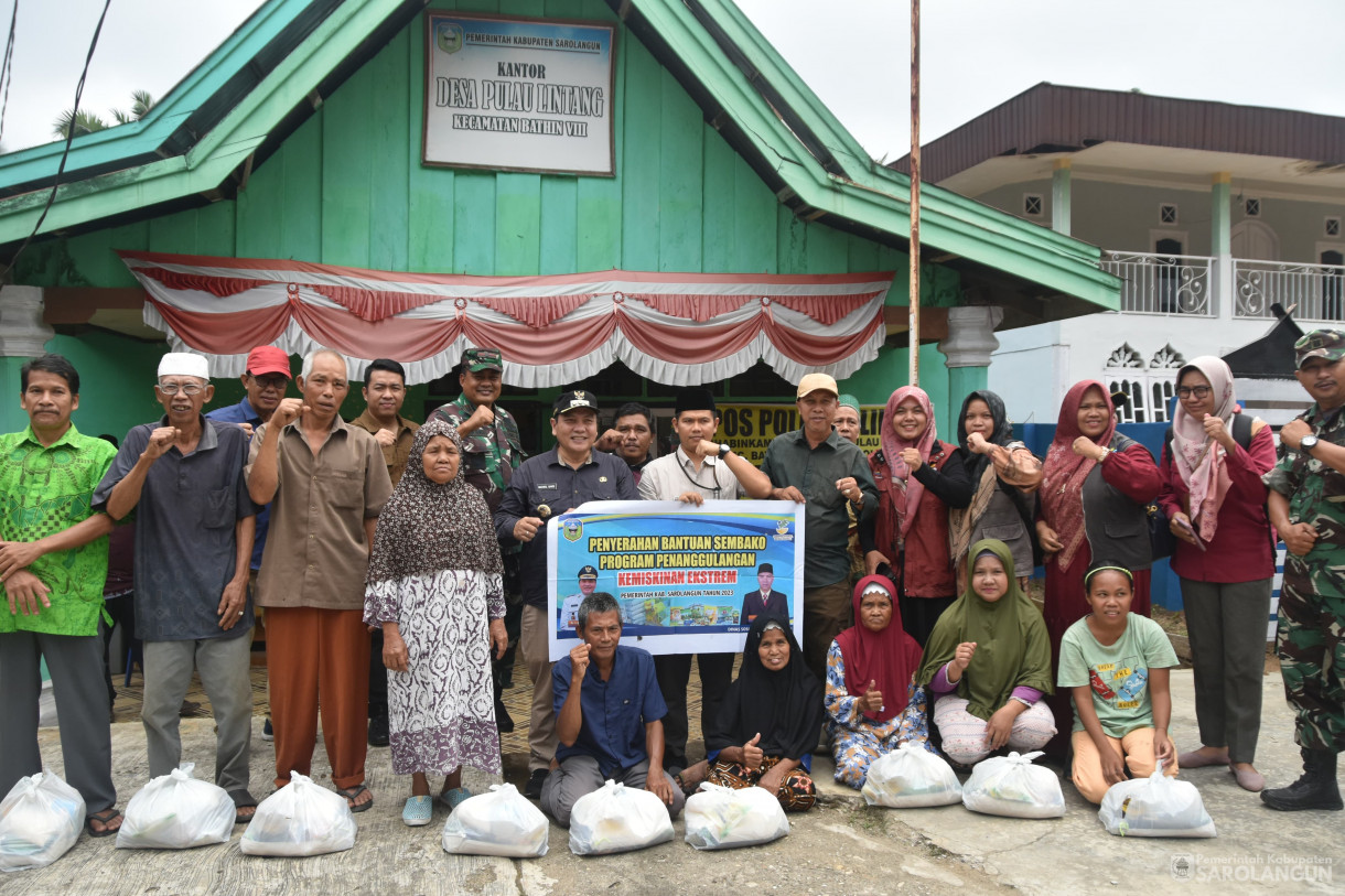 12 November 2023 - Penjabat Bupati Sarolangun Melakukan Penyerahan Bantuan Sembako Dalam Rangka Penanganan Kemiskinan Ekstrim di Kantor Desa Teluk Mancur Dan Kantor Desa Pulau Lintang Kecamatan Bathin VIII